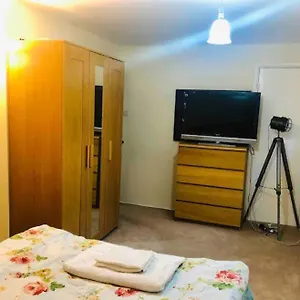 Guest house Private 4-5 Minutes Drive To Luton Airport, Luton (Bedfordshire)