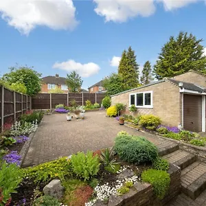 Guest house Beaconsfield House, Modern, Recently Refurbished, Self Check-in, Free Parking And Near Luton Airport, Luton (Bedfordshire)